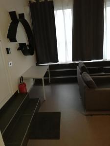 uma sala de estar com um sofá e uma mesa em NUVOLA Summer Spring em Zottegem