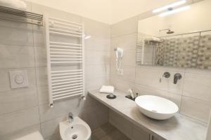 米蘭的住宿－Cadorna Luxury Hotel，白色的浴室设有水槽和卫生间。