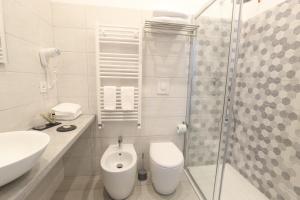 Koupelna v ubytování Cadorna Luxury Hotel