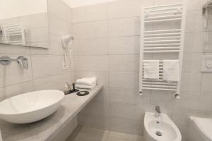 Koupelna v ubytování Cadorna Luxury Hotel