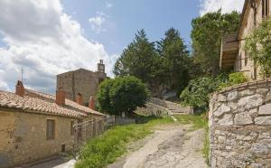 a dirt road in a village with a building at Casette degli Avi in Rocchette di Fazio