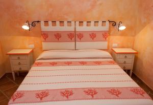 Postel nebo postele na pokoji v ubytování I Mari Di Gallura Suites and Rooms + 37 fotografií