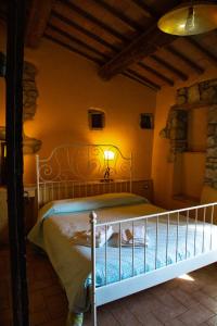 A bed or beds in a room at Agriturismo Le Roghete