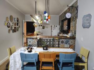 瓜皮米林的住宿－Casa confortavel pra relaxar na serra，一间带桌椅和时钟的用餐室