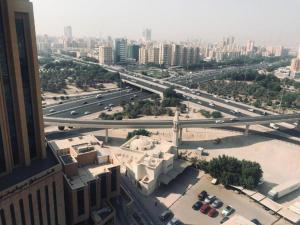Atlantis Suites Hotel في الكويت: اطلالة على مدينة بها طريق سريع ومباني