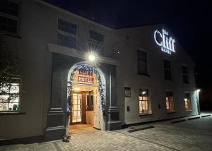 un edificio con un letrero iluminado sobre la puerta en Cliff Hotel en Great Yarmouth