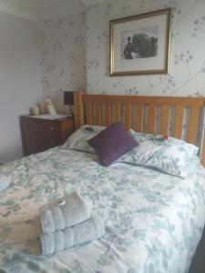 um quarto com uma cama com toalhas em Bank End em Egremont