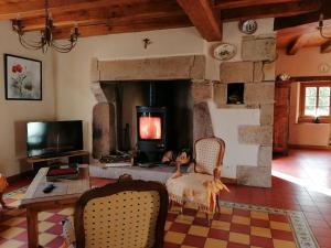 Una televisión o centro de entretenimiento en Gîte de Kerlouérien Botsorhel