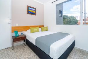 Schlafzimmer mit einem Bett und einem Fenster in der Unterkunft Ayenda 1251 Oasis in Rionegro