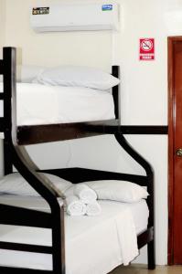 Hotel Rumbo al Sol في بلاياس: مجموعة من المناشف على سرير بطابقين