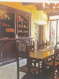 comedor con mesa de madera y sillas en Azienda Agrituristica I Tre Casali en Magione