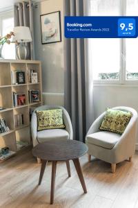 Le Studio 1517 في لو كرملين-بيستر: غرفة معيشة مع كرسيين وطاولة قهوة