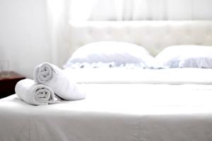 Hotel Rumbo al Sol في بلاياس: منشفتان على سرير في غرفة الفندق