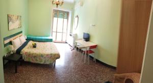 Zimmer mit einem Bett und einem Schreibtisch mit einem TV in der Unterkunft Sepulveda in Rom
