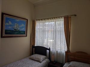 una camera da letto con finestra con foto di una nave di Hotel Andino Real a Bogotá