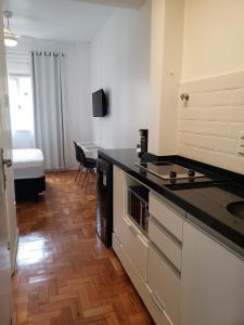 eine Küche mit Herd und Arbeitsplatte in der Unterkunft Studio em Teresópolis no bairro Alto, próximo principais pontos turísticos in Teresópolis