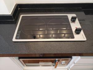 eine Küchentheke mit Spüle in der Küche in der Unterkunft Studio em Teresópolis no bairro Alto, próximo principais pontos turísticos in Teresópolis