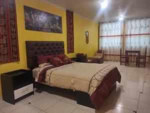 ein Schlafzimmer mit einem großen Bett in einem Zimmer in der Unterkunft Casa Sucre Ayacucho in Ayacucho