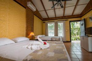 Un pat sau paturi într-o cameră la Pacific Paradise Resort