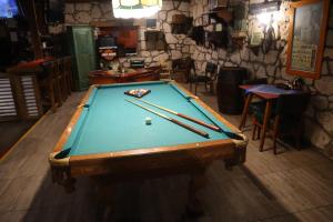 una mesa de billar con cuesticks en una habitación en The Lodge At Creel Eco - Hotel & Spa en Creel