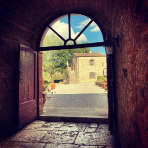 una entrada a un edificio con una puerta abierta en Podere La Chiusella B&B, en Rapolano Terme