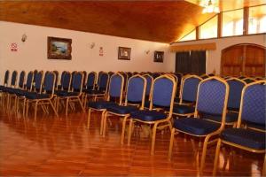 un grupo de sillas alineadas en una habitación en Hotel My House, en Salamanca