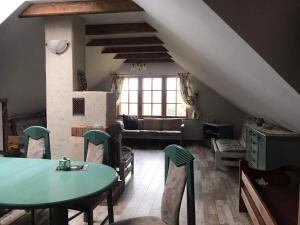 a living room with a green table and chairs at Sielski Zakątek Tokary in Tokary