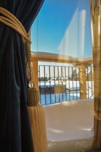 a bedroom with a window with a view of the ocean at Okno na gorce in Frydman