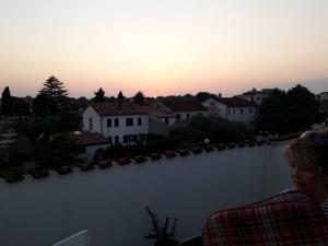 Pohľad na východ alebo západ slnka z dovolenkového domu alebo blízkeho okolia