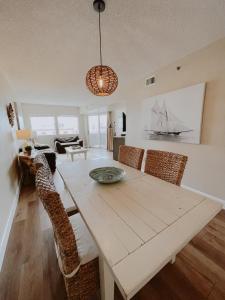 een eettafel en stoelen in de woonkamer bij Watson's Regency Suites in Ocean City