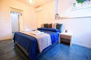 - une chambre avec un lit avec des draps bleus et une table dans l'établissement Appartamento - Antica Residenza Amalfitana, à Amalfi