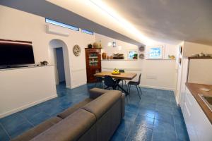 sala de estar con sofá y mesa en Appartamento - Antica Residenza Amalfitana en Amalfi