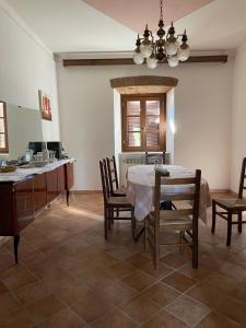 a dining room with a table and chairs and a chandelier at Agriturismo Pietramora in Pitigliano