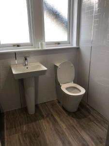 baño con aseo y lavabo y ventana en White Acre, en Scarborough