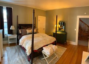 A bed or beds in a room at Franklin Manor