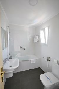 a bathroom with a sink, toilet and bathtub at Hotel Nerja Club Spa by Dorobe in Nerja