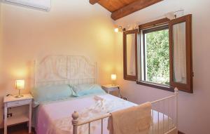Un dormitorio con una cama blanca y una ventana. en Ceretanum Holiday House, en Giarratana 29 fotos más