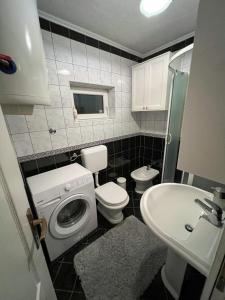 Kuća za odmor IVKOVIĆ في كوبريس: حمام صغير مع مرحاض ومغسلة