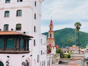 Una vista de una ciudad con una torre de reloj. en En el Corazón de Salta, en Salta