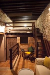 uma sala de estar com uma escada e um sofá em SEÑORÍO de ORGAZ "Con Patio TOLEDANO" em Toledo