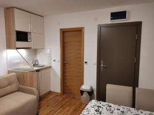 Kuchyň nebo kuchyňský kout v ubytování JORDAN Apartment KC 9C 35 Kopaonik