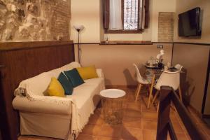 sala de estar con sofá y mesa en SEÑORÍO de ORGAZ "Con Patio TOLEDANO" en Toledo