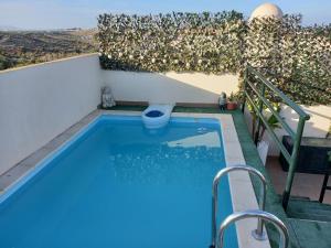 una piscina blu sul balcone di un edificio di Atico con piscina privada a Vera