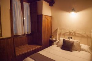 Postel nebo postele na pokoji v ubytování SEÑORÍO de ORGAZ "Con Patio TOLEDANO"