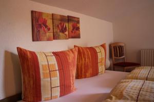 ネッセルヴェングレにあるHaus Hermiのベッドルーム1室(ベッド2台付)が備わります。壁には絵画が2点飾られています。