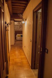 Postel nebo postele na pokoji v ubytování SEÑORÍO de ORGAZ "Con Patio TOLEDANO"