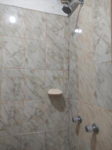 Casa Sucre Ayacucho في اياكوتشو: حمام مع دش مع باب زجاجي