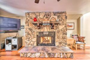 TV/trung tâm giải trí tại Ruidoso Condo with Private Hot Tub about 1 Mi to Dtwn!