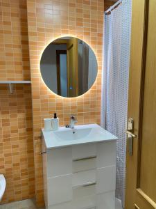 Un baño de UIM Mediterraneo ATICO Felipe Wifi 11 fotos más