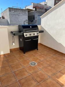 a grill on the roof of a rooftop at UIM Mediterraneo ATICO Poeta 8 Wifi in Puerto de Sagunto